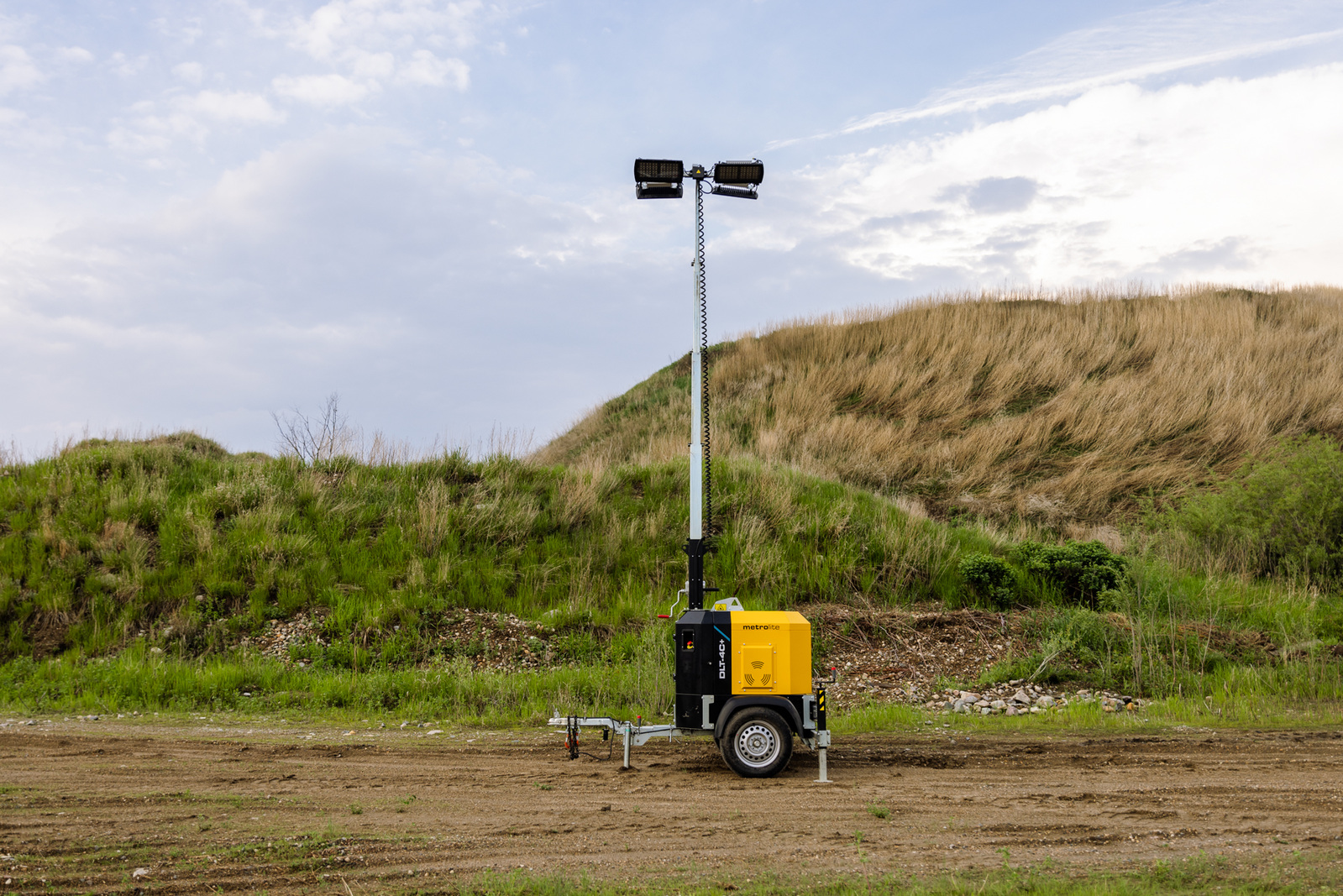 Diesel-powered light tower on an industrial jobsite, where low-load operation can lead to wet stacking